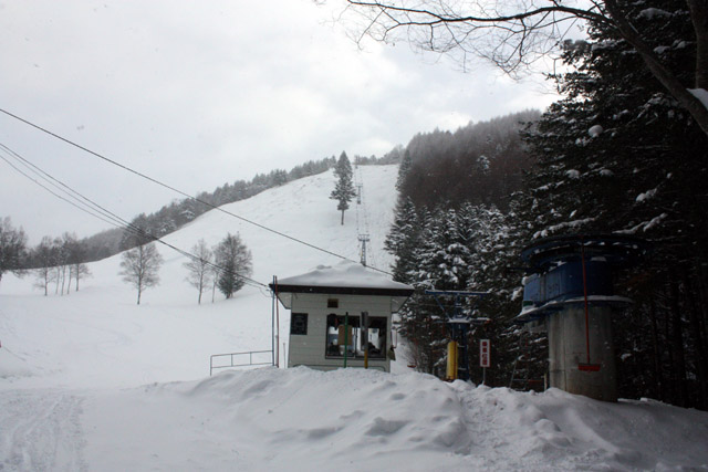 岐阜県 飛騨 飛騨高山スキー場「かもしかリフト（一人乗り）」背後は「かもしかゲレンデ」